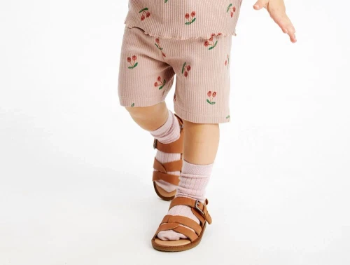 Pige i støvet rosa farvet shorts med kirsebærprint fra The New Siblings TNST6226 adobe rose